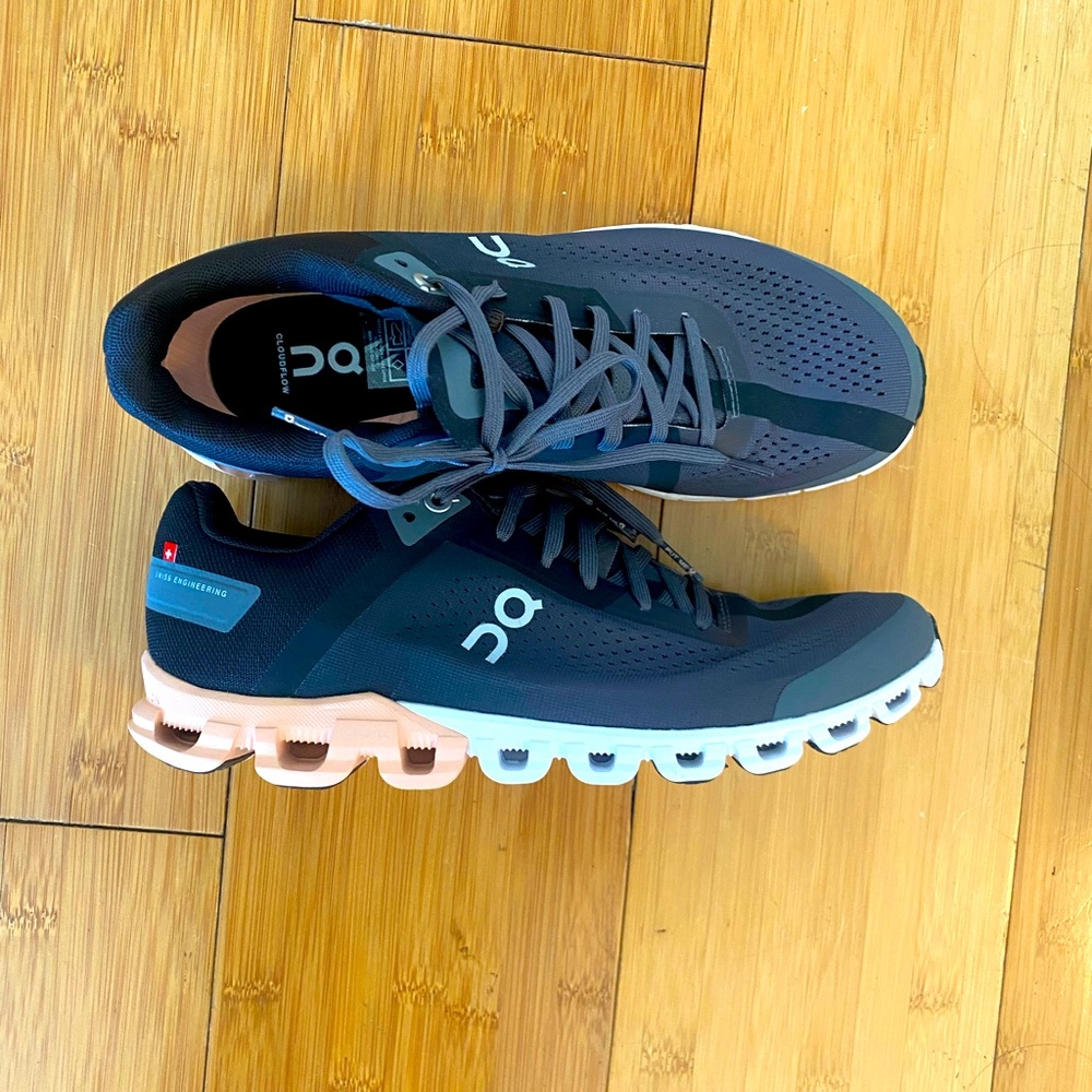 ON 8.5 Womens black shoe